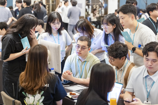 에이블스쿨 4기 교육생들이 교육 프로그램에 참가하고 있다. KT 제공